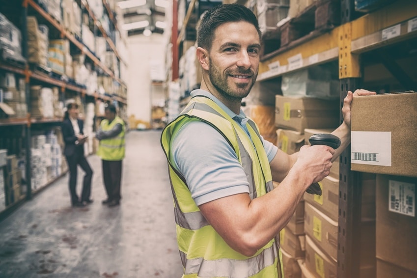 Ein junger Mann bei der Arbeit durch Personal Leasing